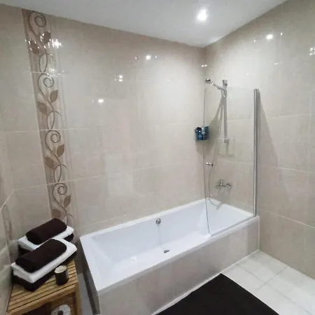 Modern 2-bed Lejlighed *