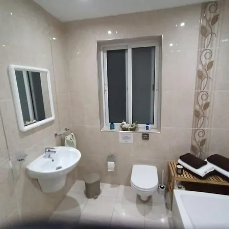 Modern 2-bed Lejlighed *